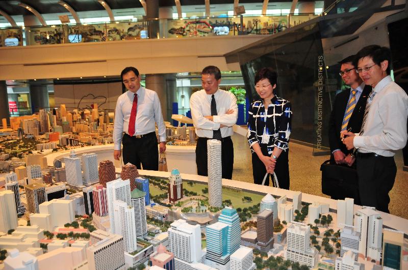 林鄭月娥參觀位於巿區重建局大樓的新加坡城巿展覽館。