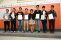 起動九龍東專員區潔英（右四）頒發「『你』想地方」短片比賽獎項予各勝出者。