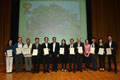 陳茂波（左六）頒發獎項予獲選「最喜愛的古樹名木」的管理部門代表。
