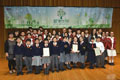陳茂波（後排中）頒發獎項予踴躍參與活動的老師和學生。