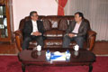陳茂波（左）拜會中華人民共和國駐俄羅斯聯邦大使館臨時代辦張霄。