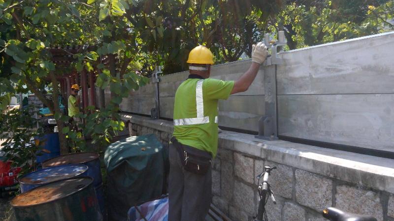 Staff of the Drainage Services Department's contractor install flood barriers on the Tai O river wall today (August 1).