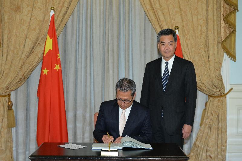 T新任財政司司長陳茂波今日（一月十六日）在宣誓後簽署誓言。