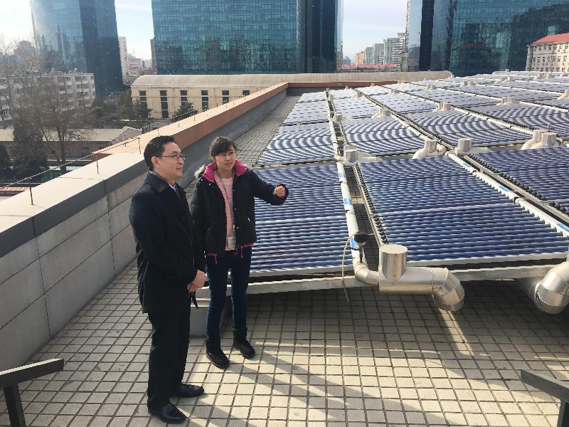 T發展局局長馬紹祥（左）今日（二月二十日）在北京參觀中國建築科學研究院建築環境與節能研究院，了解能源節約措施。