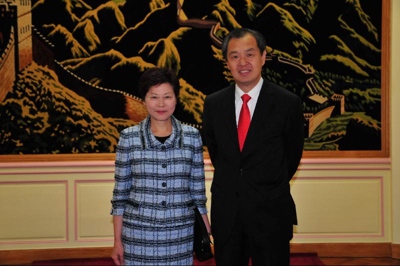 林鄭月娥禮節性拜訪中國駐法國大使孔泉。