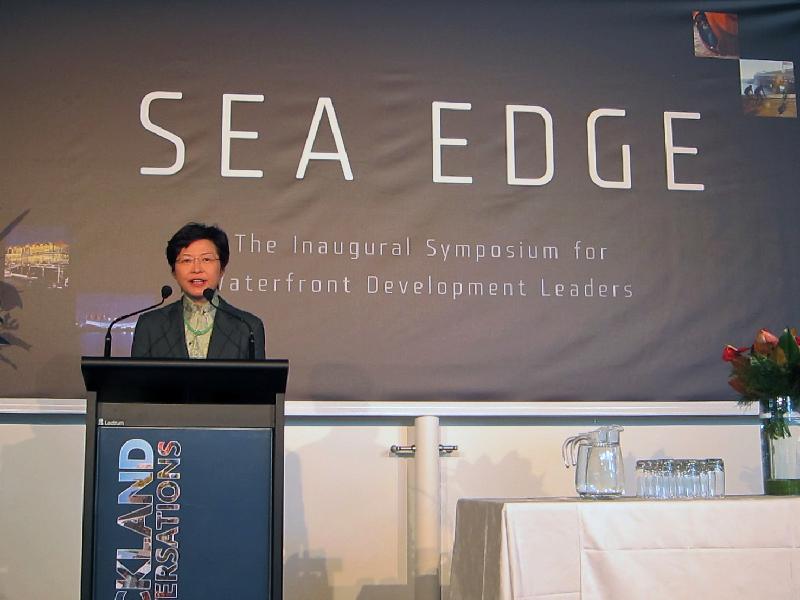 發展局局長林鄭月娥昨日（三月二十八日）於新西蘭奧克蘭舉行的海濱發展領袖論壇上介紹香港的維多利亞港。 (Image)