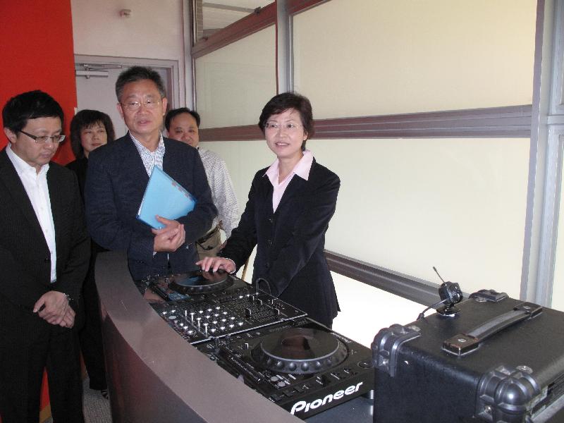 發展局局長林鄭月娥參觀屯門兒童及青少年院內的捽碟及混音處理訓練室。