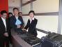 發展局局長林鄭月娥參觀屯門兒童及青少年院內的捽碟及混音處理訓練室。