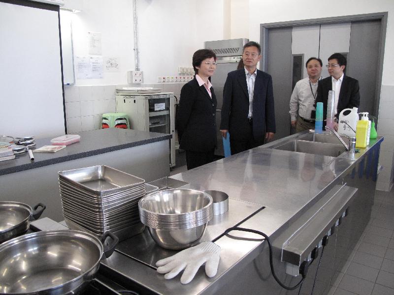 發展局局長林鄭月娥參觀屯門兒童及青少年院內的烹飪班廚房。