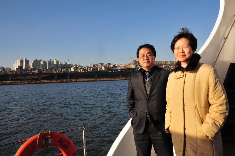 發展局局長林鄭月娥今日（三月三日）參觀首爾的漢江，了解漢江兩岸的發展。