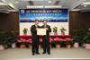 土木工程拓展署署長韓志強（左）今日（三月二十五日）在頒獎禮上頒發「土木工程拓展署工地安全大獎」金獎。