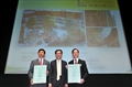 發展局常任秘書長（工務）韋志成（中）今日（五月八日）與《高空綠化大獎2012》金獎得主合照。