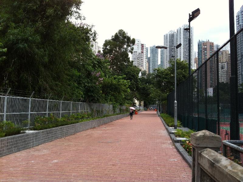 明渠覆蓋後建成的「火龍徑」，為市民提供舒適的步行環境。 (Image)
