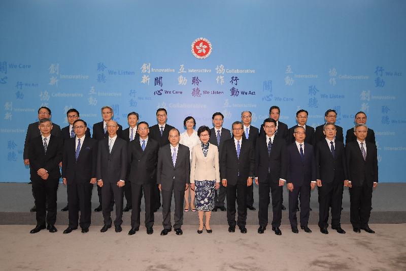 候任行政長官林鄭月娥（前排中）今日（六月二十一日）與香港特別行政區第五屆政府政治委任制度下的主要官員於記者會上合照。