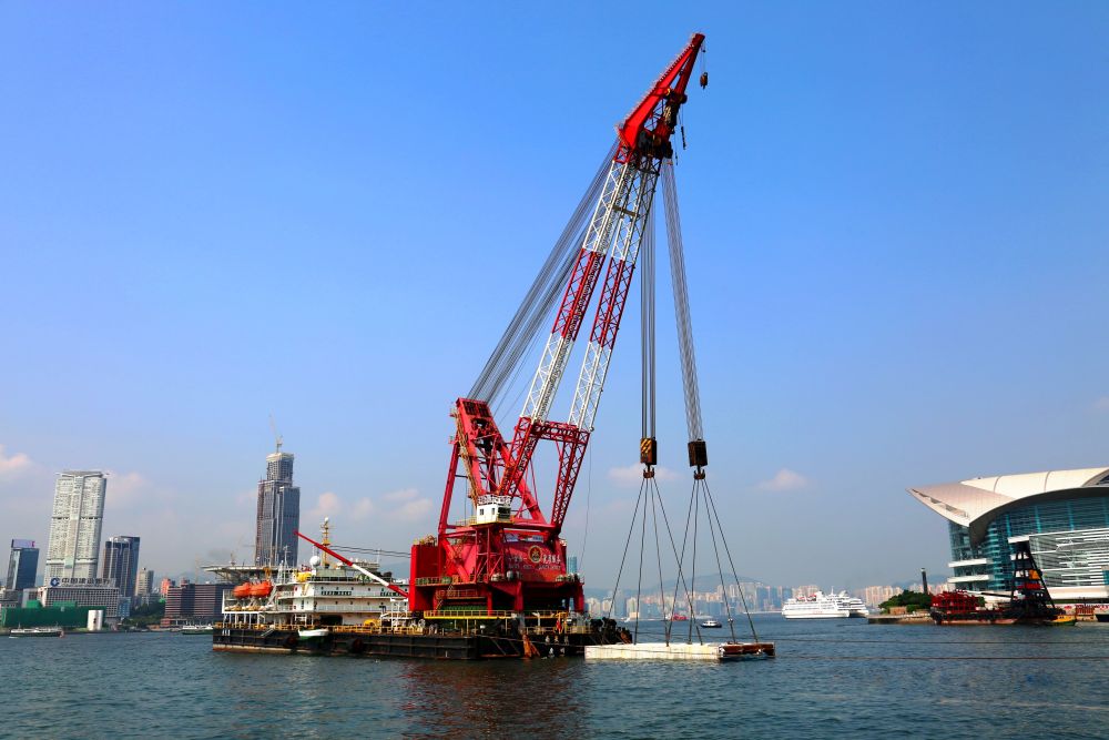 上最重的一件排水渠預製件重達1,100噸，須由起重船「南天龍」協助吊起。