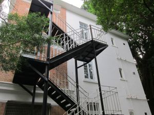 活化計劃申請機構須保留必要的建築結構及特色，如鋼鐵樓梯、門窗等。