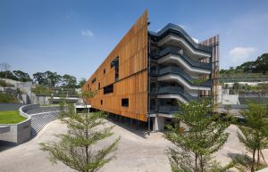 和合石橋頭路靈灰安置所外形設計簡約，並融入附近環境，在2012年獲香港建築師學會頒發「全年（境內）建築大獎」</a>。