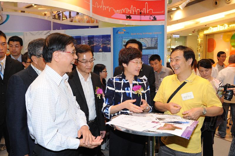 Mrs Lam and other guests visit the Construction Safety Week Roving Exhibition to understand the employment situation of construction workers.