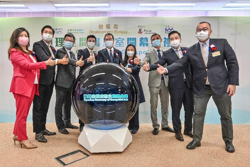 The Secretary for Development, Mr Michael Wong (centre); the Chairman of the Tung Wah Group of Hospitals, Mr Kazaf Tam (fourth left); and the Founder and Honorary President of the Smart City Consortium, Ms Elizabeth Quat (fourth right), officiate at the Geospatial Lab opening ceremony today (July 30). 