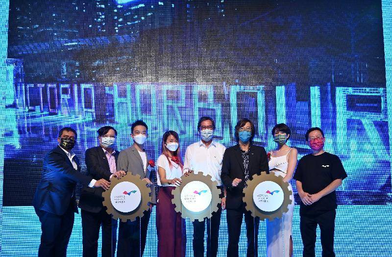 「東岸公園主題區(第一期)」將於周六(九月二十五日)正式開放,發展局局長黃偉綸(右四)及海濱事務委員會主席吳永順(右三)今日(九月二十三日)傍晚主持開幕典禮。