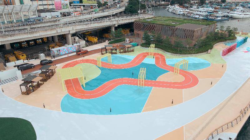 「東岸公園主題區(第一期)」將於周六(九月二十五日)正式開放。主題區入口位於中環灣仔繞道行車天橋下,建築師以「窗戶」為設計概念,把大小不一的窗框融入園內設施。