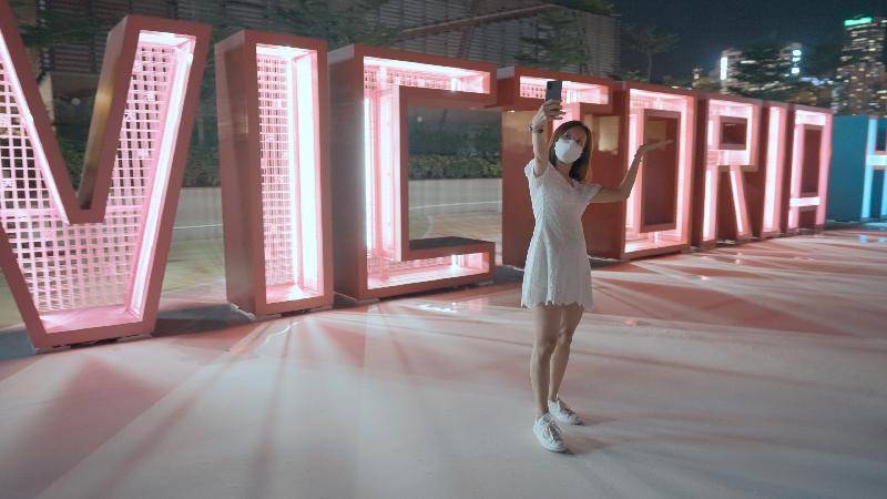 「東岸公園主題區(第一期)」將於周六(九月二十五日)正式開放。主題區將展出首個以維港為主題的大型字型藝術裝置「香港之光」。有關裝置由黃鋈暉和林熹敏設計,透過五光十色的字體、香港各區的中文名字及網格設計展現維港的朝氣。