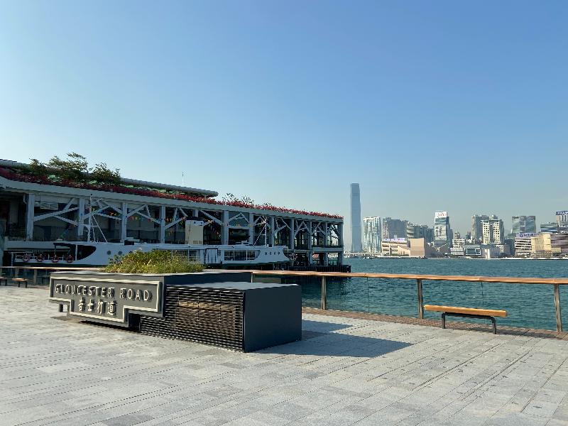 The Pierside Precinct located near the Wan Chai Ferry Pier was further opened today (November 26), providing a nostalgic harbourfront leisure space with a panoramic view of the Victoria Harbour for the general public. The Precinct mainly comprises simple fair-faced concrete and wooden structures.  The new space features a stylish touch, echoing the overall direction of making every section special in harbourfront development.
