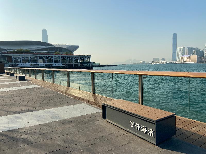 The Pierside Precinct located near the Wan Chai Ferry Pier was further opened today (November 26). The Precinct mainly comprises simple fair-faced concrete and wooden structures. The new space features a stylish touch, echoing the overall direction of making every section special in harbourfront development. Photo shows a newly added chair along the waterfront.