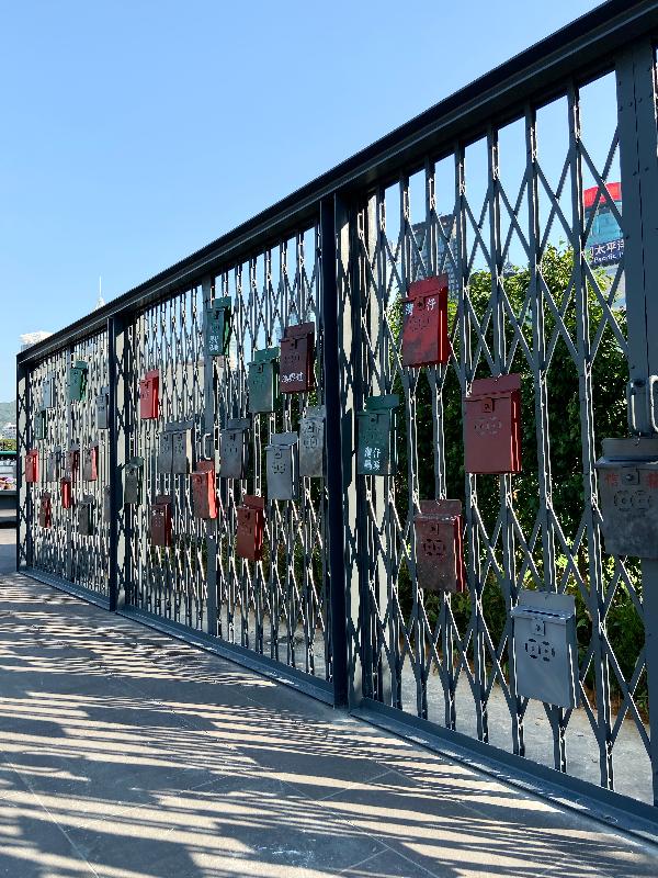 The Pierside Precinct located near the Wan Chai Ferry Pier was further opened today (November 26). The Precinct is decorated with traditional, Hong Kong-style metal gates with brightly coloured mailboxes hanging on them. It showcases the lifestyles of Hong Kong in the past and offers check-in spots for visitors to take photos.