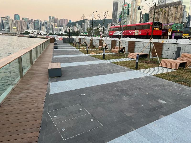 The Pierside Precinct located near the Wan Chai Ferry Pier was further opened today (November 26). The newly opened space features a pet garden where pets can run freely, allowing owners and their pets to enjoy a great time.
