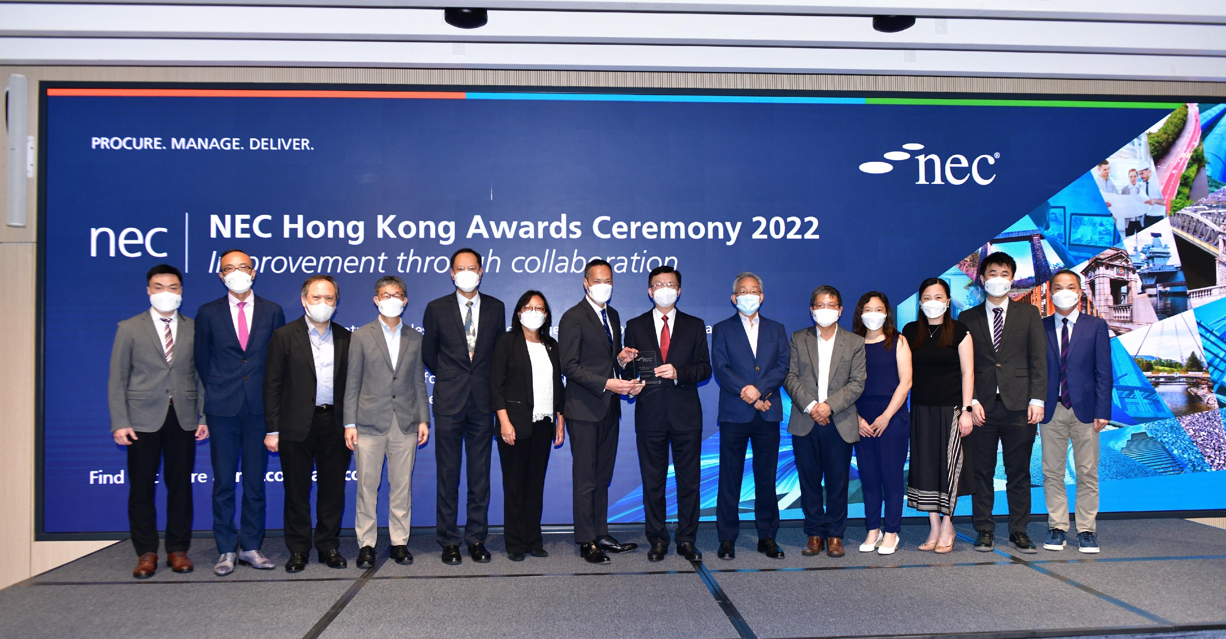 渠務署和路政署今日（六月二十二日）獲頒英國「Martin Barnes」獎項。圖示發展局副局長廖振新（右七）、渠務署署長彭雅妮（左六）及獲得「年度水利工程項目」大獎的渠務署工程團隊於頒獎禮上合照。