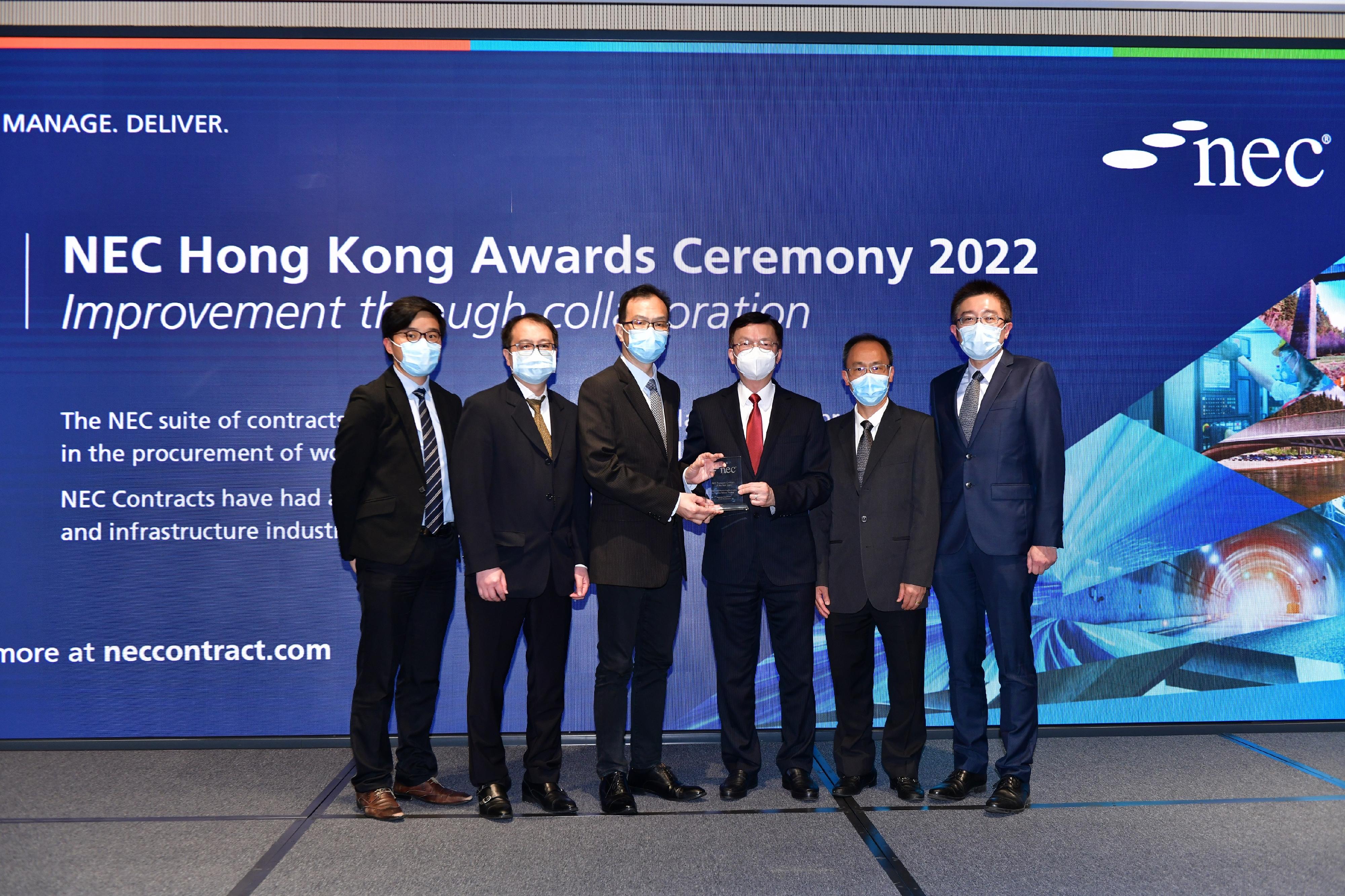 渠務署和路政署今日（六月二十二日）獲頒英國「Martin Barnes」獎項。圖示發展局副局長廖振新（右三）、路政署鐵路拓展處處長魏漢華（左三）及獲得「年度運輸工程項目」大獎的路政署工程團隊於頒獎禮上合照。