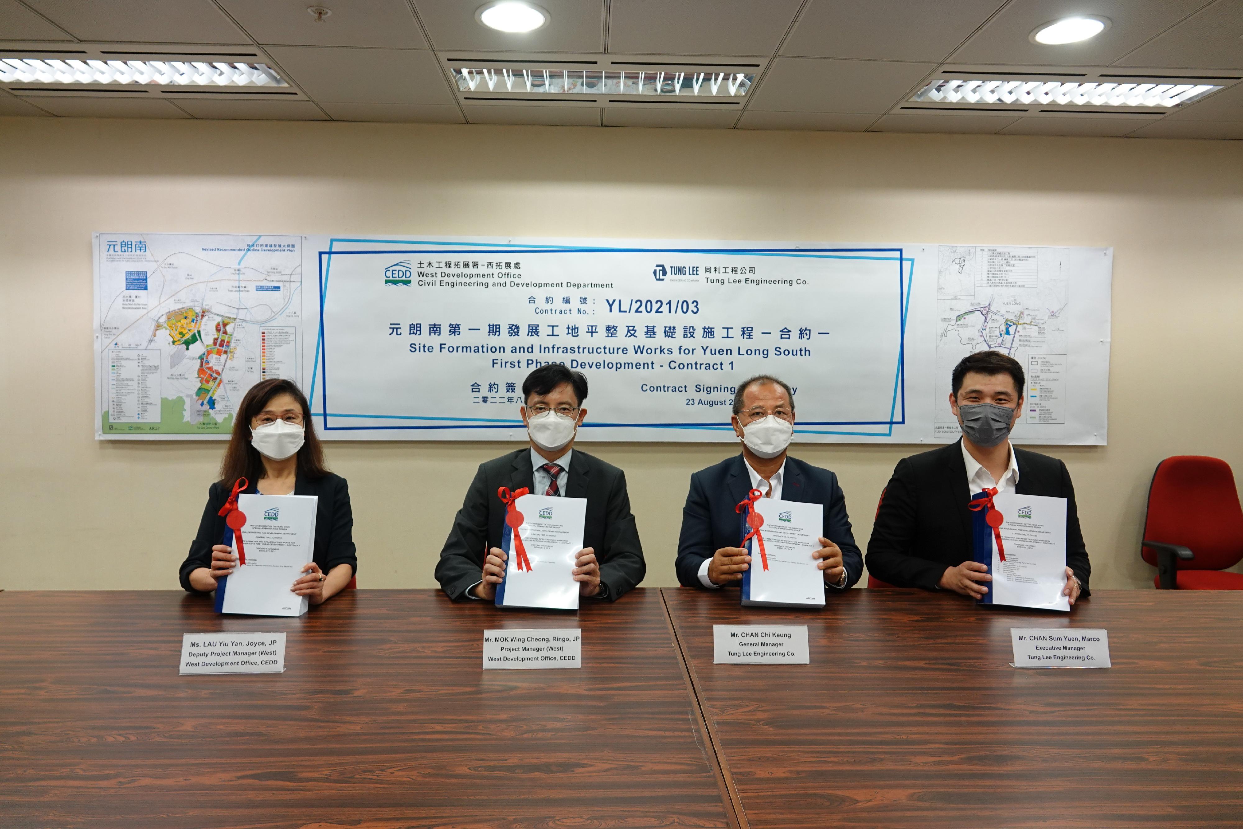 The Project Manager of the West Development Office, Civil Engineering and Development Department, Mr Ringo Mok (second left), today (August 23) signed a contract with representatives of Tung Lee Engineering Co to commence Yuen Long South First Phase Development site formation and infrastructure works.