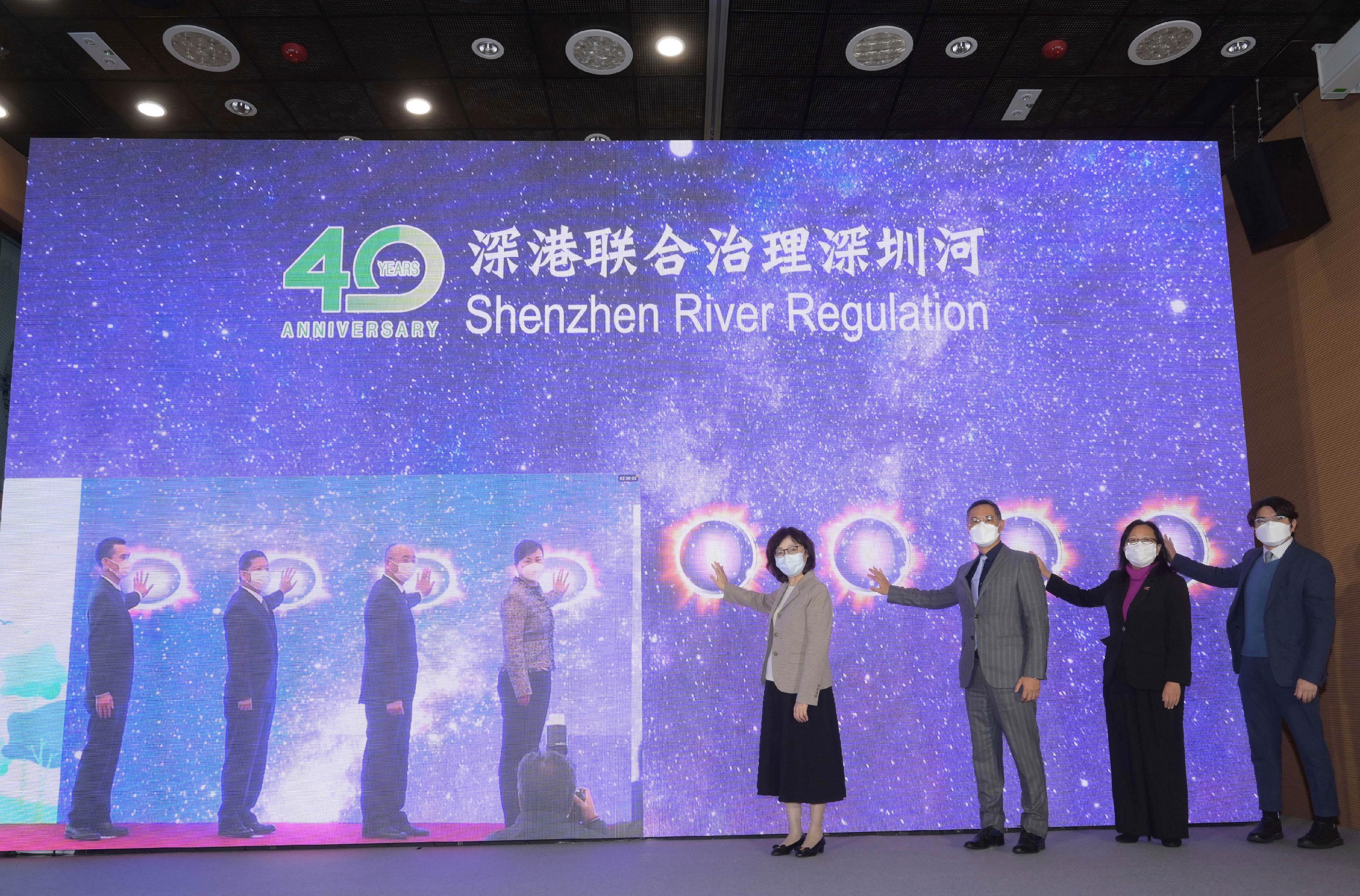 The Hong Kong Special Administrative Region Government today (December 16) jointly held a commemorative ceremony for the 40th anniversary of Shenzhen River Regulation with the Shenzhen Municipal People's Government in Hong Kong and Shenzhen respectively. Photo shows (from left) the Secretary for Development, Ms Bernadette Linn; the Permanent Secretary for Development (Works), Mr Ricky Lau; the Director of Drainage Services, Ms Alice Pang; and the Deputy Secretary for Development (Works), Mr Roger Wong, officiating at the ceremony, which was held online simultaneously at the City Gallery in Central and in Shenzhen, with (from right on screen) the Vice Mayor of Shenzhen Municipal People's Government, Ms Zhang Hua; the Deputy Secretary-General of Shenzhen Municipal People's Government, Mr Liu Ang; the Director-General of Water Authority of Shenzhen Municipality, Mr Hu Jiadong; and the Deputy Director-General of Water Authority of Shenzhen Municipality, Mr Huang Haitao.