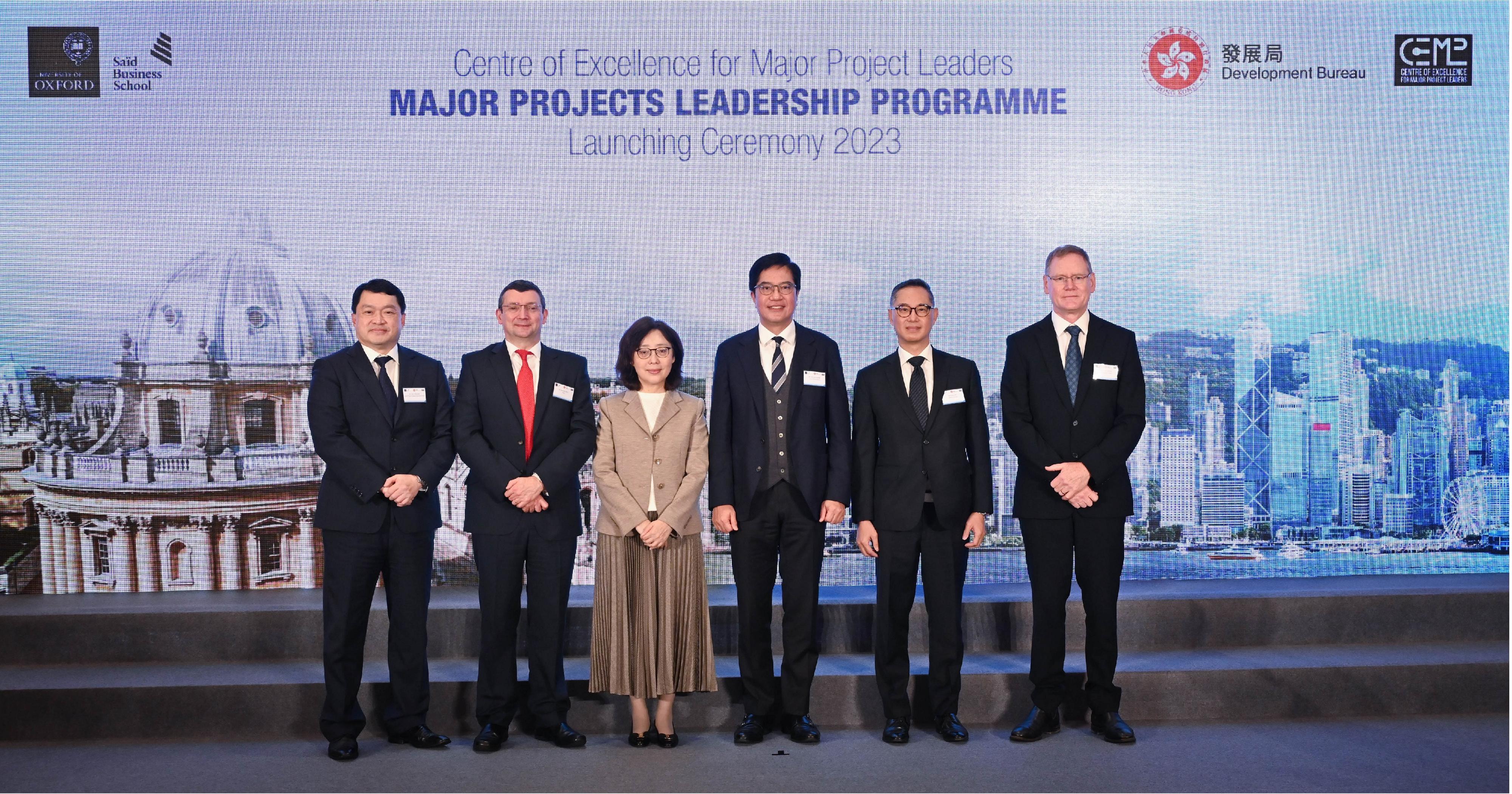 The Centre of Excellence for Major Project Leaders (CoE) under the Development Bureau launched today (January 12) the 2023 Major Projects Leadership Programme. Photo shows the Deputy Financial Secretary and Honorary Vice President of the CoE, Mr Michael Wong (third right); the Secretary for Development and Chairman of the CoE, Ms Bernadette Linn (third left); and the Permanent Secretary for Development (Works) and Superintendent of the CoE, Mr Ricky Lau (second right), with other guests at the launching ceremony.