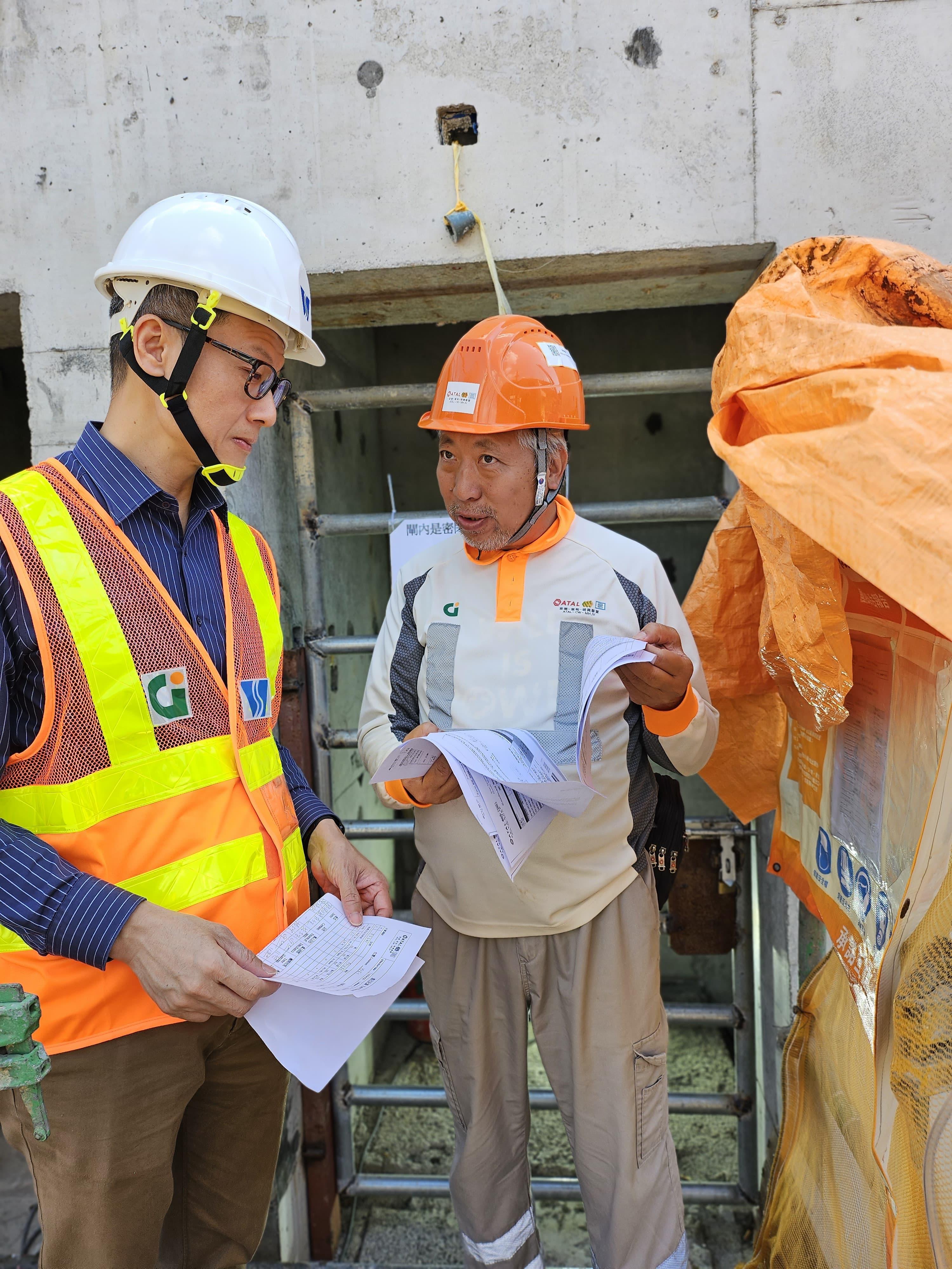 The works departments carried out surprise inspections in the past week, targeting high-risk processes in public works sites, in particular lifting operation and work at height to curb unsafe practices. The Director of Water Supplies, Mr Tony Yau (left), was inspecting a site of the public works under his charge.
