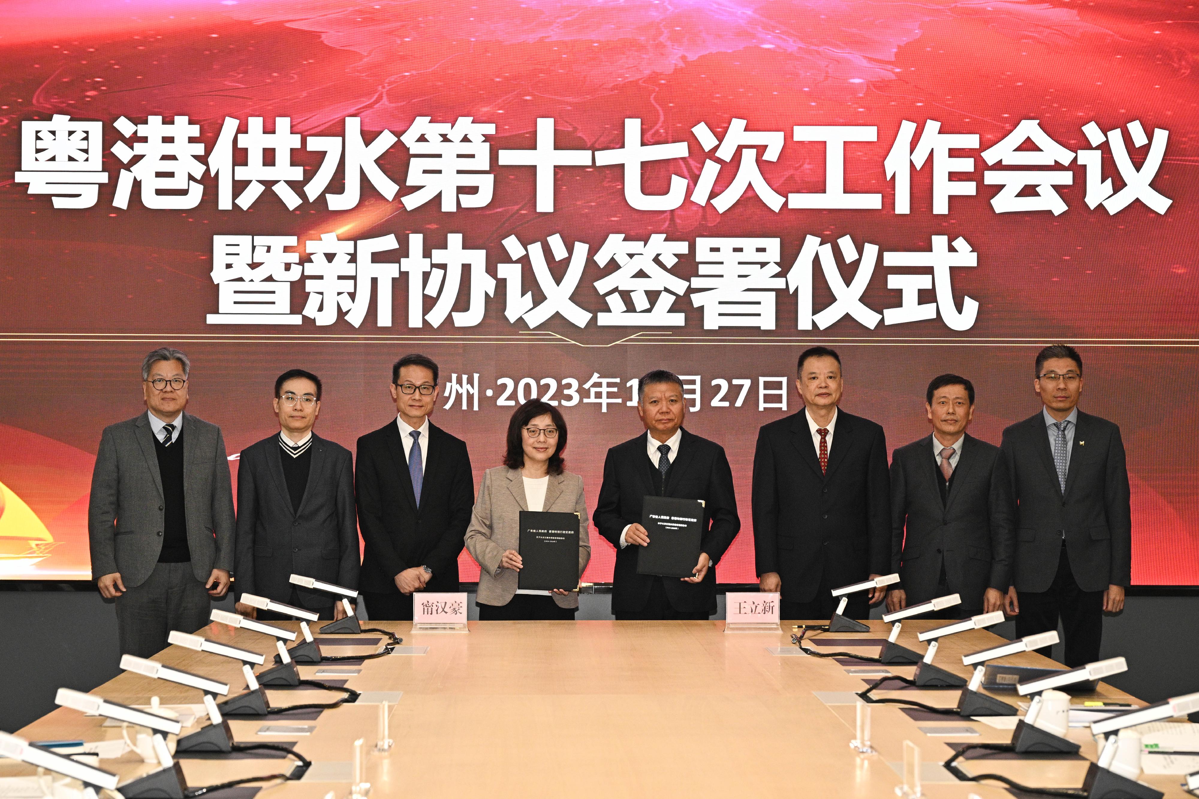 The Secretary for Development, Ms Bernadette Linn, signed a new agreement on the supply of Dongjiang water to Hong Kong from 2024 to 2026 with the Director General of the Water Resources Department of Guangdong Province, Mr Wang Lixin, in Guangzhou today (December 27). Photo shows Ms Linn (fourth left); Mr Wang (fourth right); the Director of Water Supplies, Mr Tony Yau (third left); and other Guangdong and Hong Kong representatives after the signing ceremony.