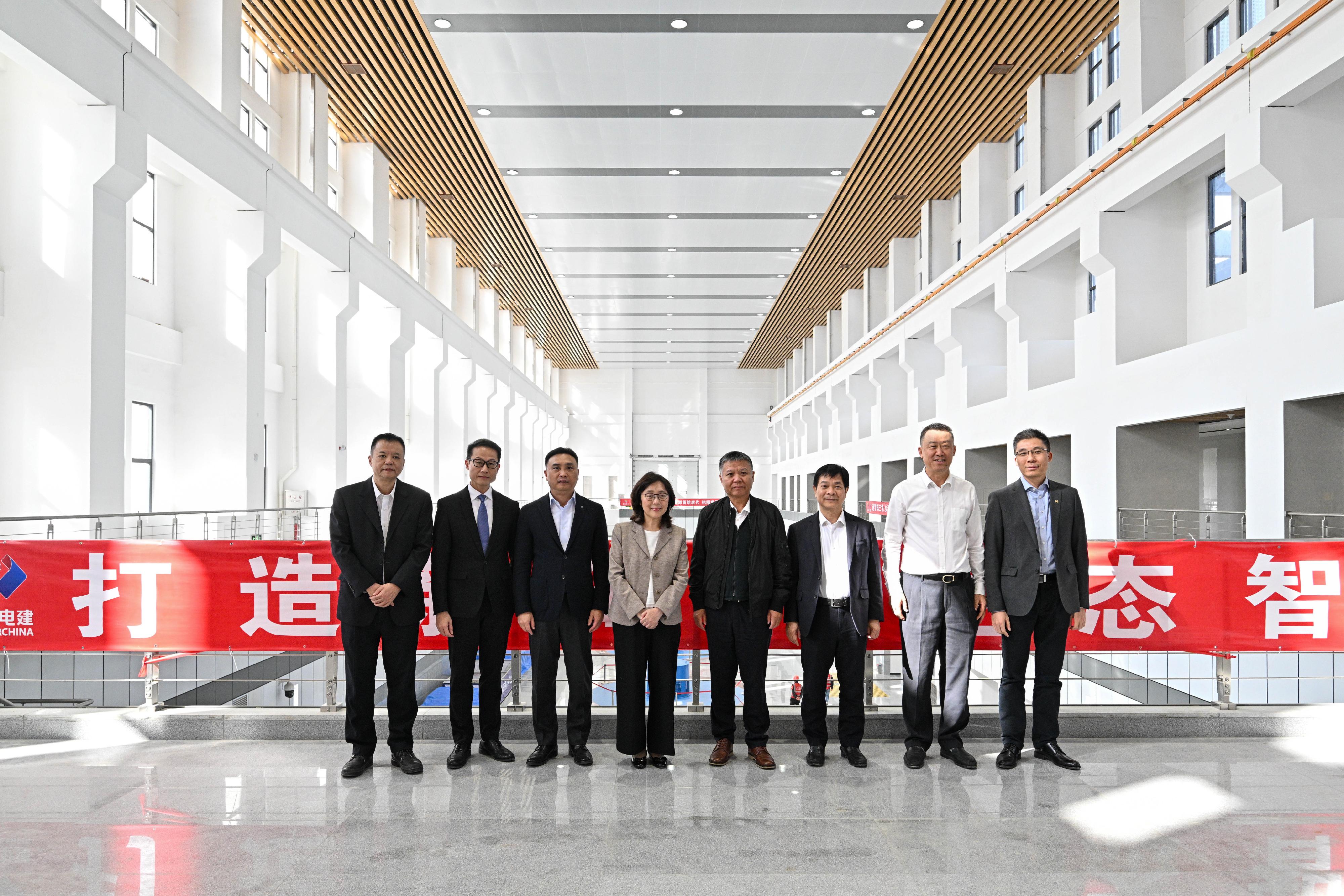 The Secretary for Development, Ms Bernadette Linn, signed a new agreement on the supply of Dongjiang water to Hong Kong from 2024 to 2026 with the Director General of the Water Resources Department of Guangdong Province, Mr Wang Lixin, in Guangzhou today (December 27). Photo shows Ms Linn (fourth left) visiting Goaxinsha Pumping Station in Nansha after the signing ceremony, together with Mr Wang (fourth right), the Director of Water Supplies, Mr Tony Yau (second left), and Guangdong and project representatives.