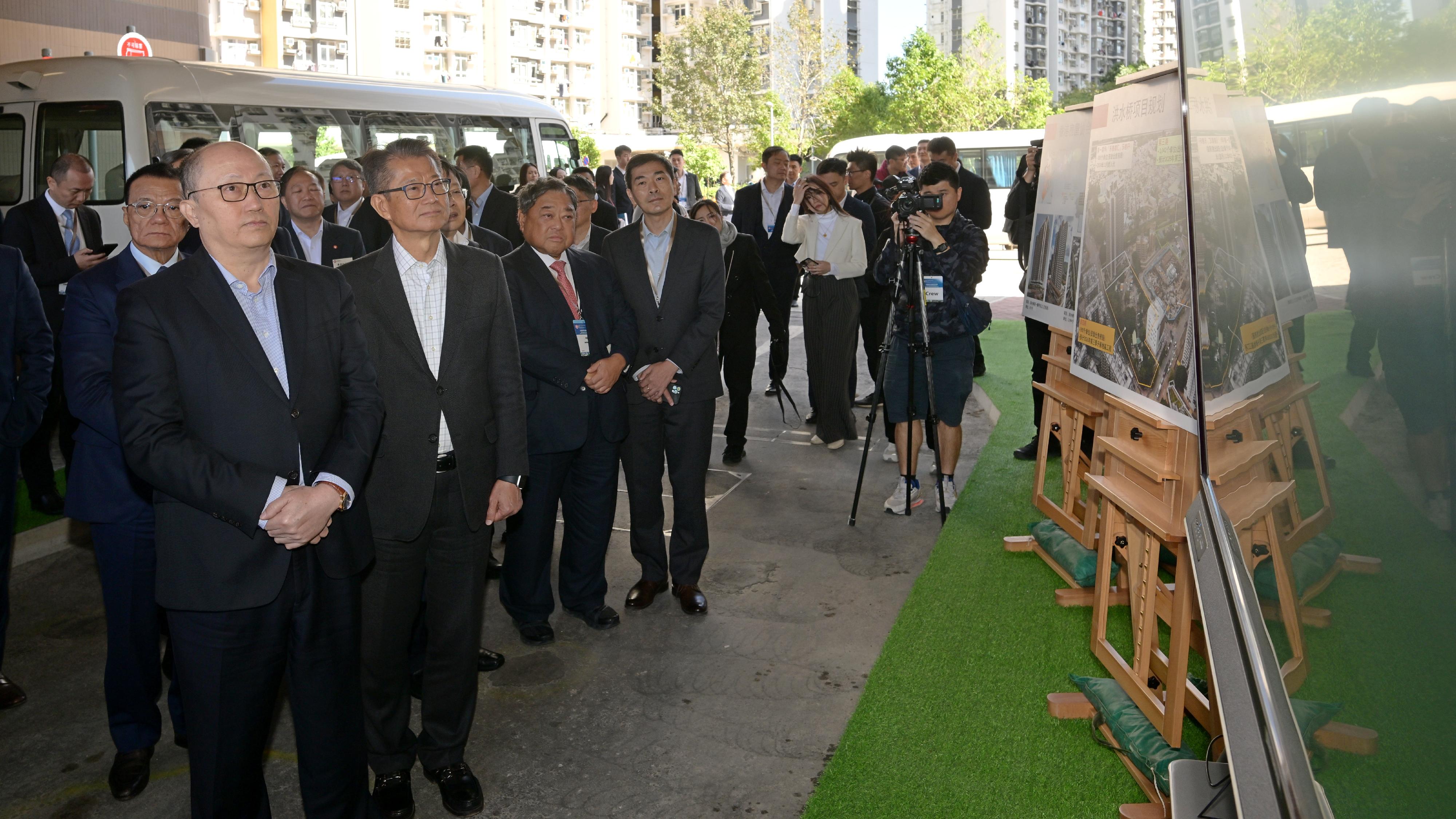 The Financial Secretary, Mr Paul Chan, led a delegation of enterprise representatives to visit the Northern Metropolis today (November 29). Photo shows the Director of the Liaison Office of the Central People's Government in the Hong Kong Special Administrative Region, Mr Zheng Yanxiong (front row, first left), Mr Chan (front row, second left), other officials and representatives of enterprises visiting the Hong Kong Housing Society&rsquo;s Dedicated Rehousing Estate at Hung Shui Kiu / Ha Tsuen New Development Area, Casa Eminence.