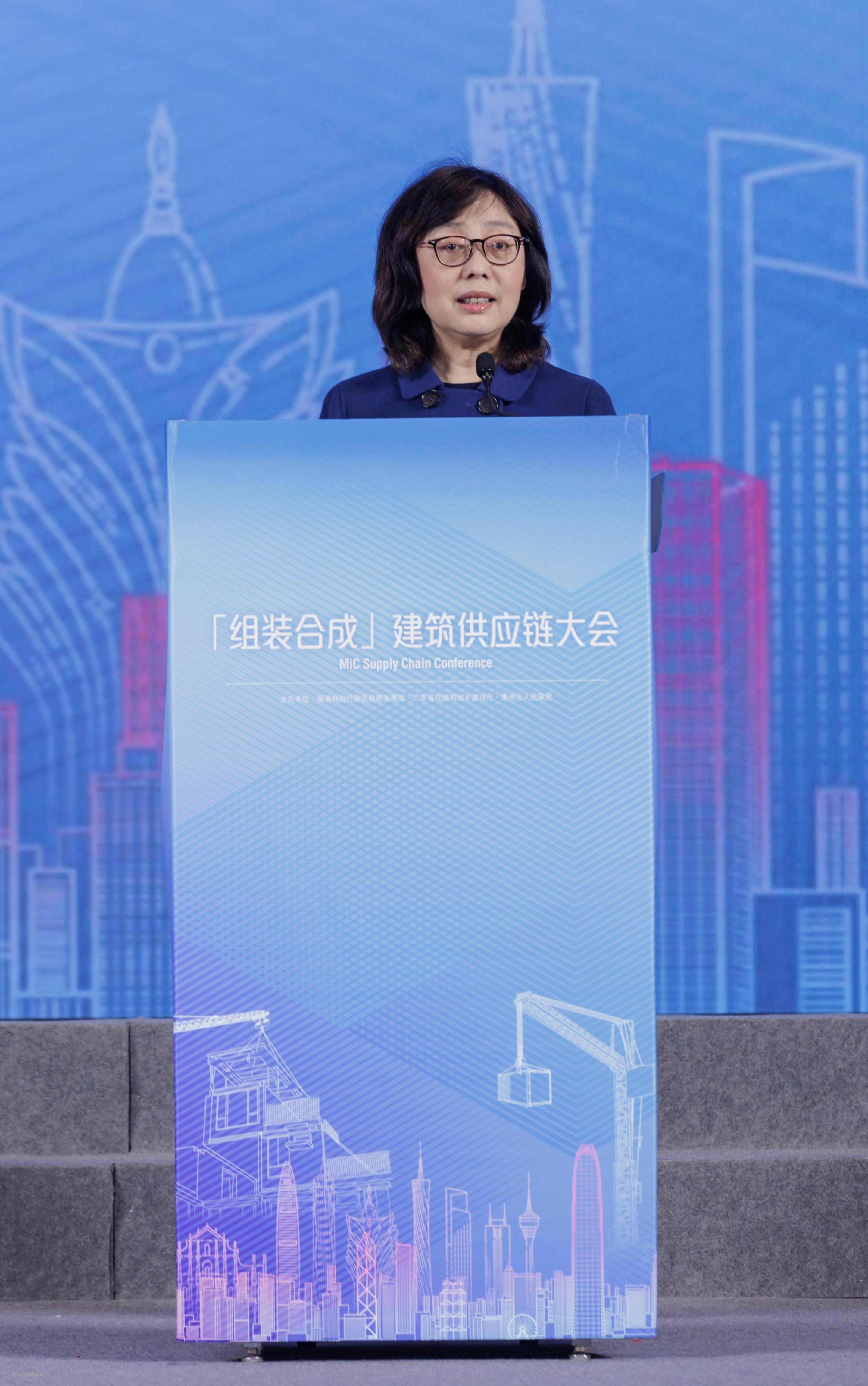 The Secretary for Development, Ms Bernadette Linn, attended the Modular Integrated Construction Supply Chain Conference in Huizhou today (January 23). Photo show Ms Linn speaking at the opening ceremony.