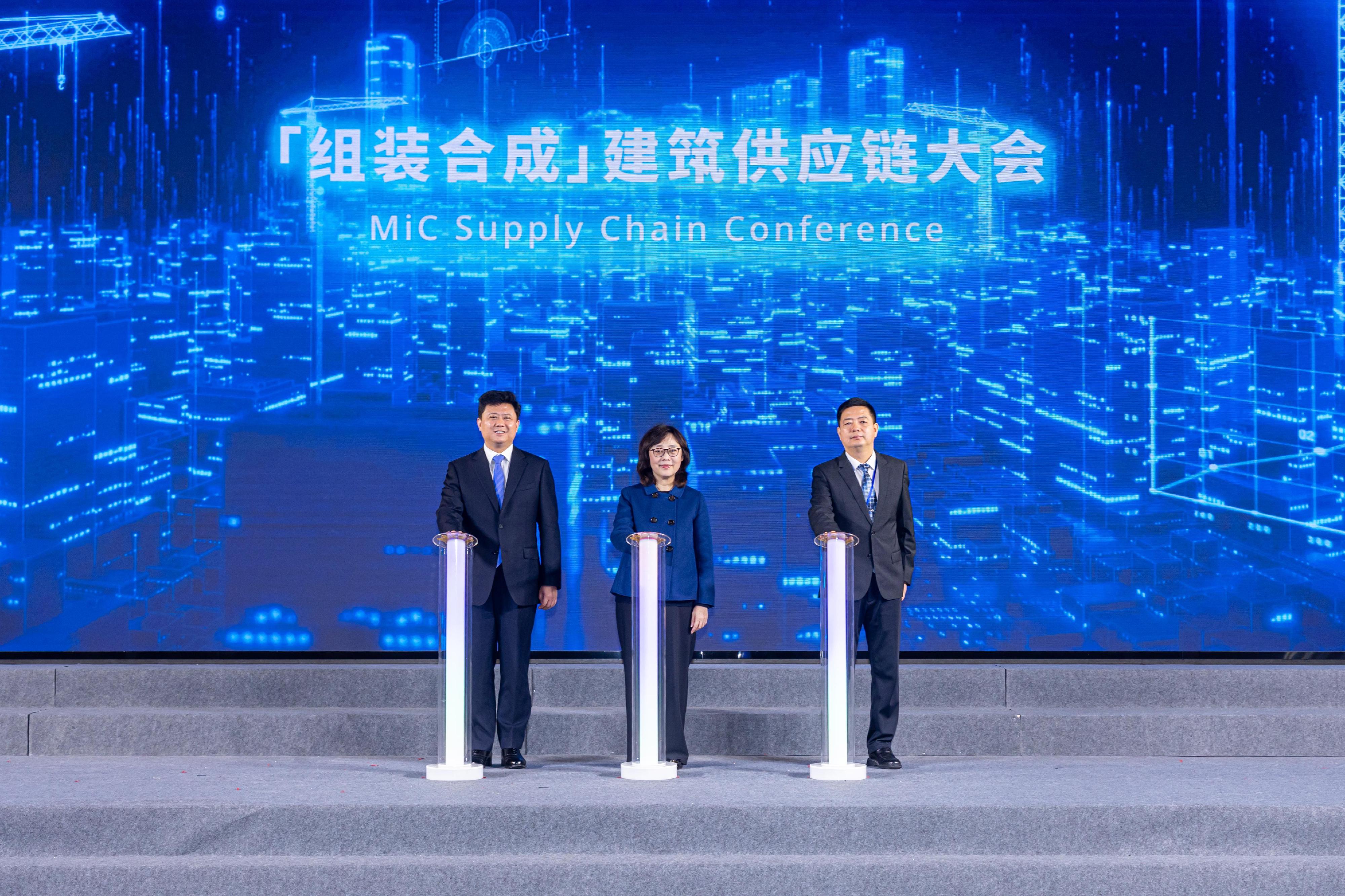 The Secretary for Development, Ms Bernadette Linn, attended the Modular Integrated Construction Supply Chain Conference in Huizhou today (January 23). Photo show Ms Linn (centre), Deputy Director-General of the Department of Housing and Urban-Rural Development of Guangdong Province Mr Yang Qinggan (right), and Deputy Mayor of the People's Government of Huizhou Municipality Mr Duan Zhihui (left) officiating at the opening ceremony.