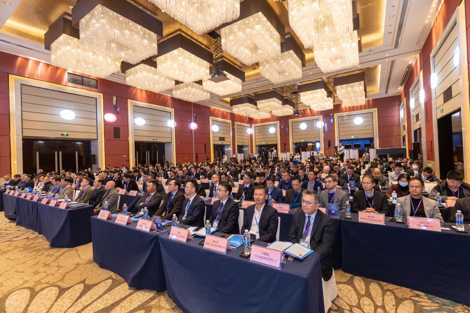 由香港特別行政區政府發展局、廣東省住房和城鄉建設廳及惠州市人民政府合辦的「組裝合成」建築供應鏈大會今日（一月二十三日）在惠州舉行，吸引約300名建築業界人士參與，粵港澳大灣區11個城市的政府代表亦有出席。