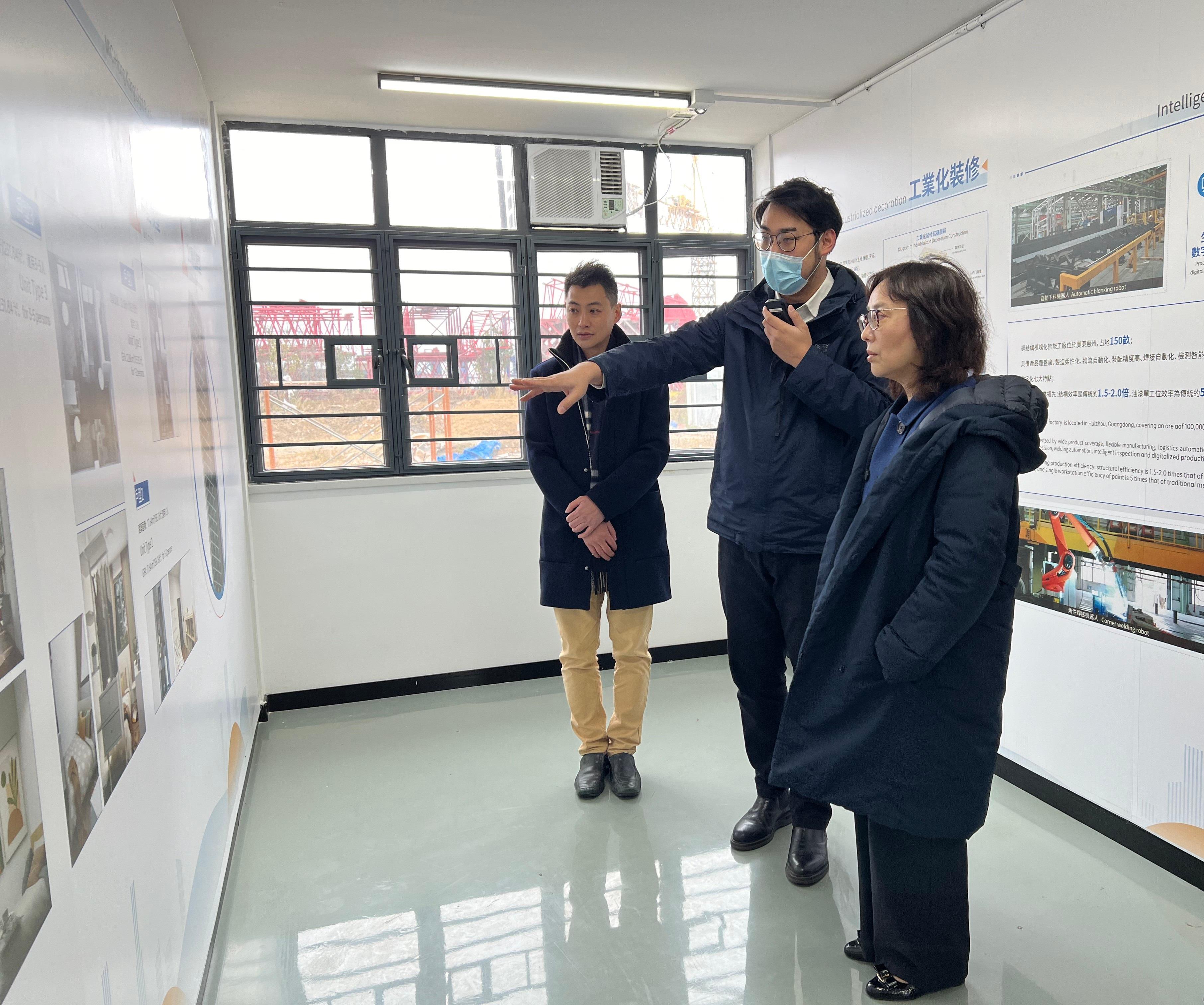 The Secretary for Development, Ms Bernadette Linn, attended the Modular Integrated Construction (MiC) Supply Chain Conference in Huizhou today (January 23). During her stay in Huizhou, Ms Linn inspected two manufacturing bases of MiC modules to learn about their operation and development. Photo show Ms Linn (right) being briefed on the research and development at China Construction Science and Industry Corporation Limited today.