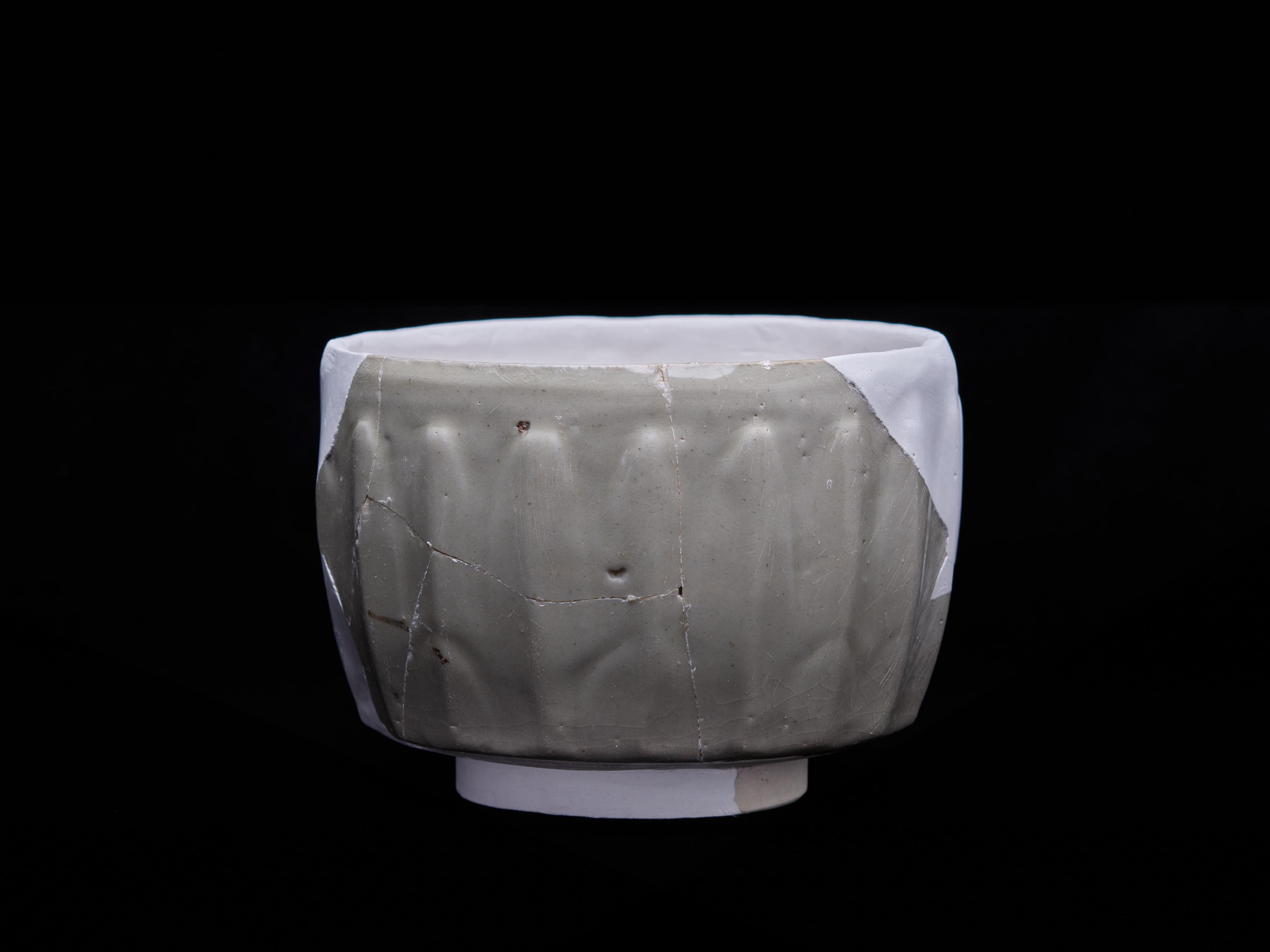 Curated by the Antiquities and Monuments Office, the Treasures from Scared Hill Exhibition at MTR Sung Wong Toi Station, upon completion of renewal, will reopen tomorrow (March 22). One of the exhibit highlights is a celadon large bowl with lotus petal design from Fujian. This type of celadon was important maritime trade goods during the Song-Yuan period.