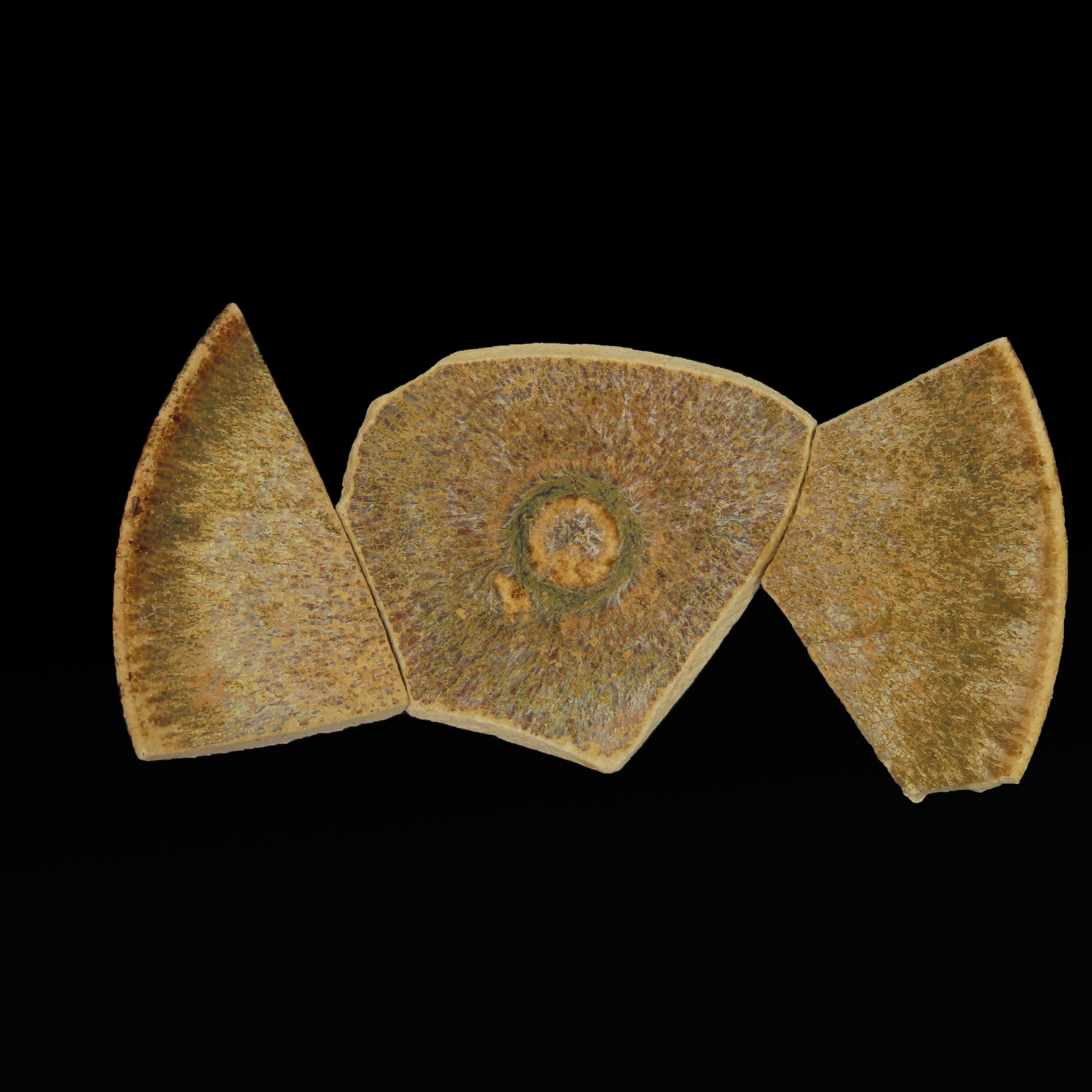 Curated by the Antiquities and Monuments Office, the Treasures from Scared Hill Exhibition at MTR Sung Wong Toi Station, upon completion of renewal, will reopen tomorrow (March 22). One of the exhibit highlights is a glazed tea bowl with partridge feather design produced in Jizhou kiln. The light-coloured spots on the tea bowl resemble the markings on the chest of a partridge, and hence they are called "partridge feather". This is good-quality tea ware among those excavated at the site.