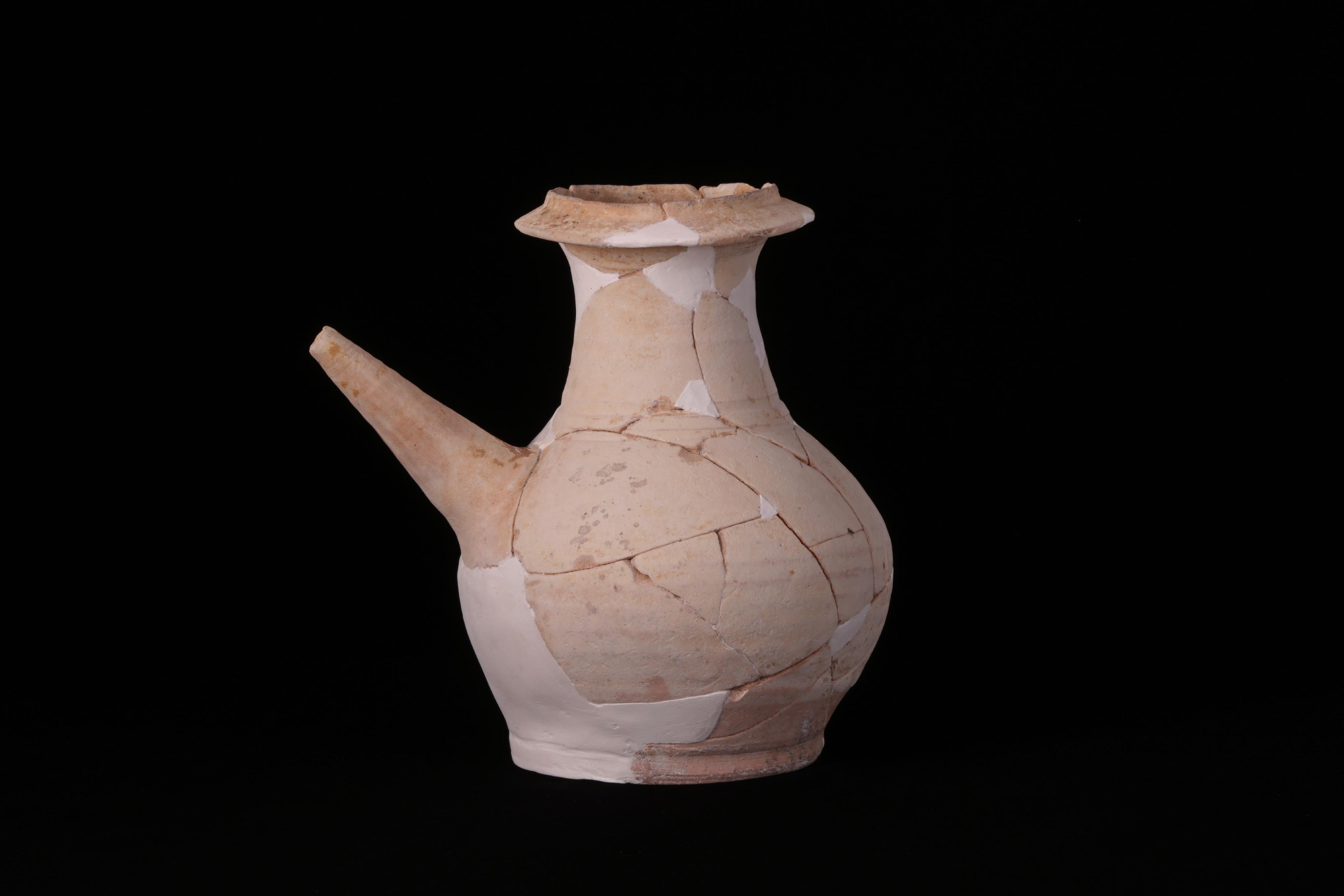 Curated by the Antiquities and Monuments Office, the Treasures from Scared Hill Exhibition at MTR Sung Wong Toi Station, upon completion of renewal, will reopen tomorrow (March 22). One of the exhibit highlights is a Kendi, which is a vessel used particularly for religious rituals, produced in Cizao Kilns.