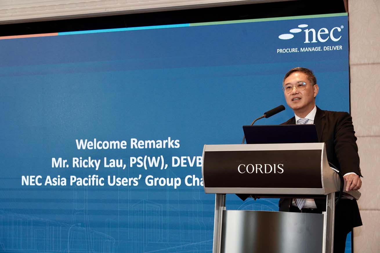 土木工程拓展署、渠务署和路政署今日（六月二十七日）在英国新工程合约组织为香港得奖者举办的颁奖典礼上获颁发「Martin Barnes」奖项。图示发展局常任秘书长（工务）刘俊杰于颁奖典礼致辞。