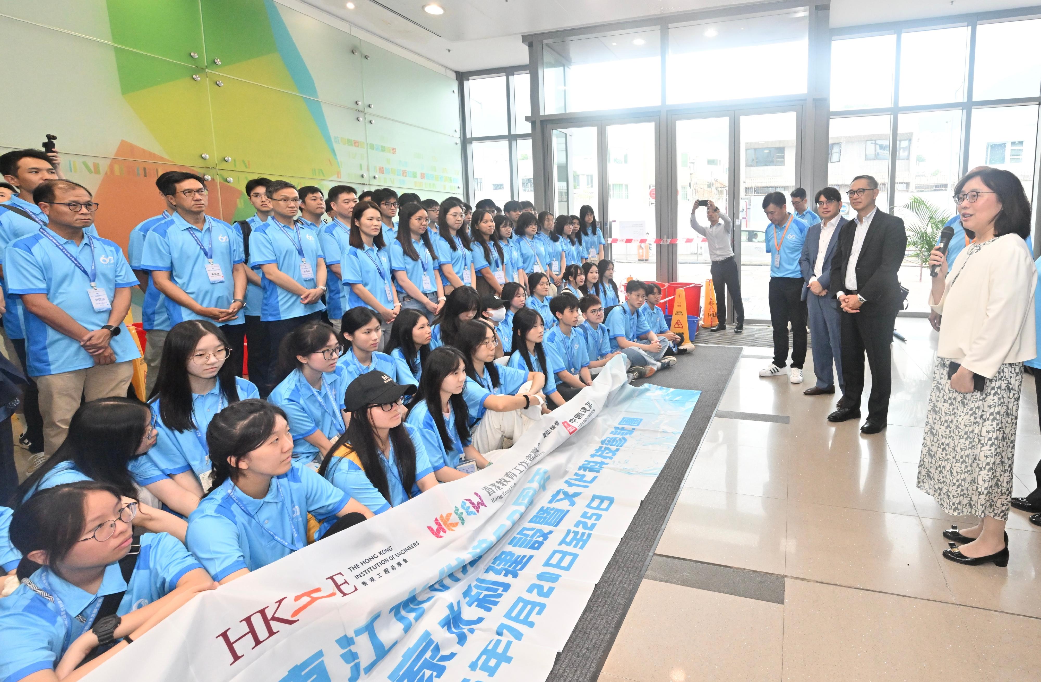 为庆祝及纪念东江水供港六十周年，水务署、香港工程师学会及香港教育工作者联会合办「识水思源」国家水利建设暨文化科技参访团，今日（七月二十一日）下午启程前往湖北襄阳市展开考察行程。图示发展局局长甯汉豪（右一）、发展局常任秘书长（工务）刘俊杰（右二）及水务署署长黄恩诺（右三）今日下午为参访团送行并勉励他们。