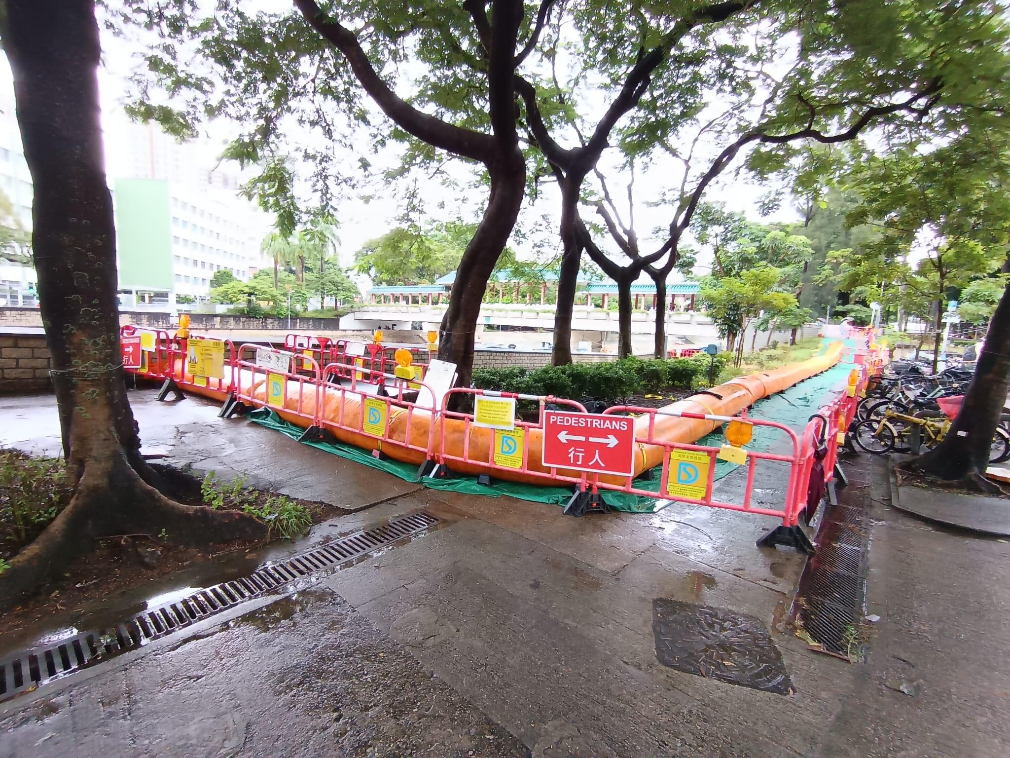 超强台风桦加沙引致的风暴潮可能会令本港沿岸水位上升。为应对可能出现的水浸,渠务署在大埔北盛街设置临时充水式挡水坝。 超强台风桦加沙引致的风暴潮可能会令本港沿岸水位上升。为应对可能出现的水浸,渠务署在大埔北盛街设置临时充水式挡水坝。