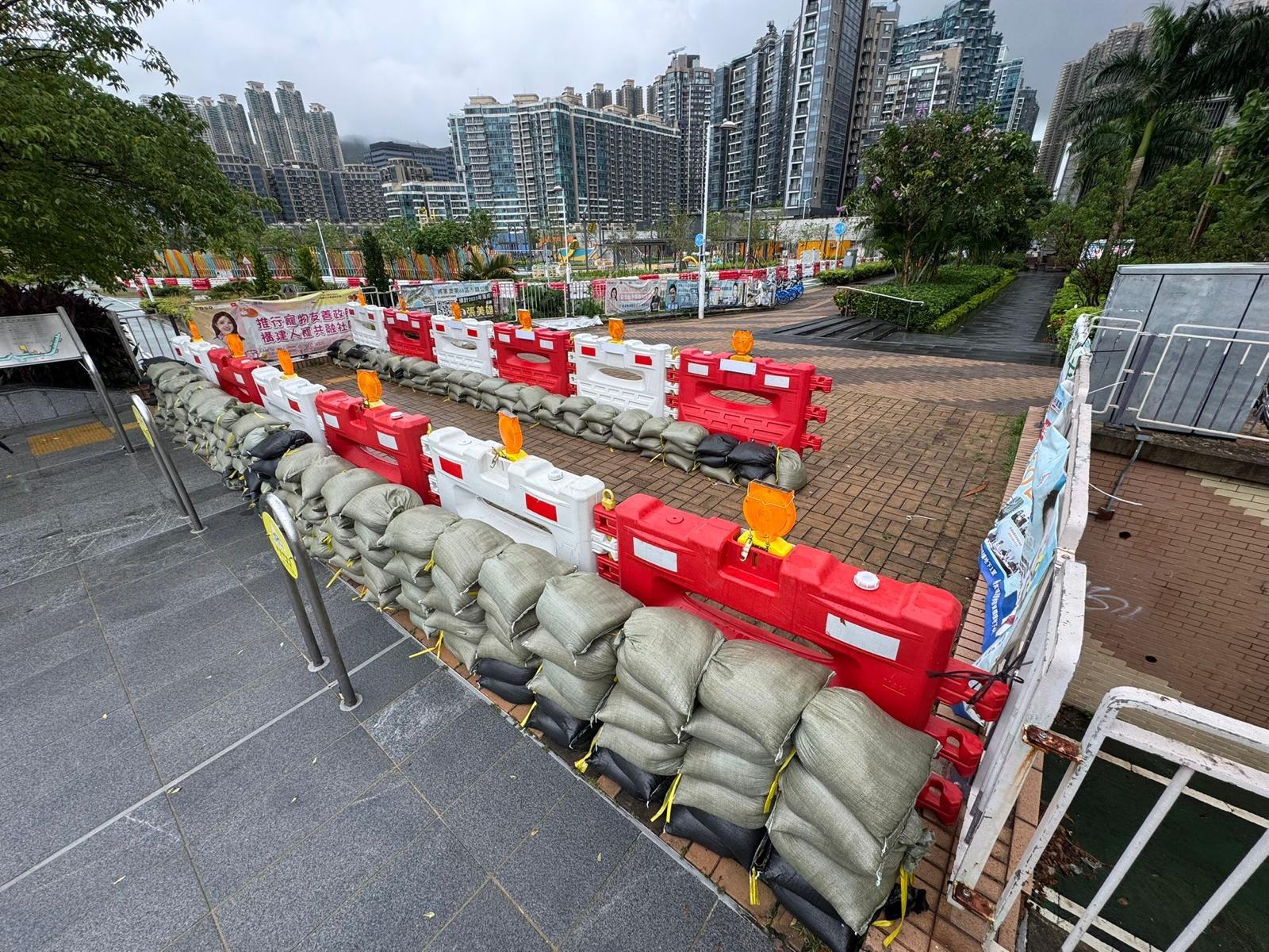 超强台风桦加沙引致的风暴潮可能会令本港沿岸水位上升。为应对可能出现的水浸,渠务署于将军澳海滨加设沙包挡墙。 超强台风桦加沙引致的风暴潮可能会令本港沿岸水位上升。为应对可能出现的水浸,渠务署于将军澳海滨加设沙包挡墙。